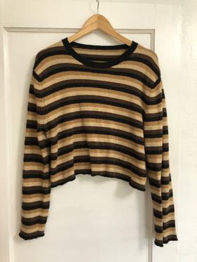 Cropped sweater with brown stripes