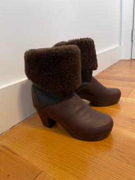 9” pull on shearling clogs