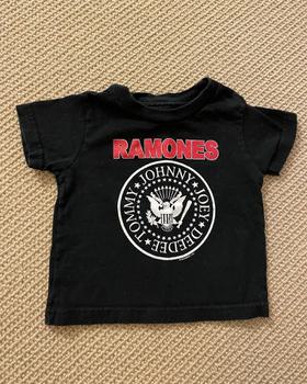 The Ramones black tee 2T