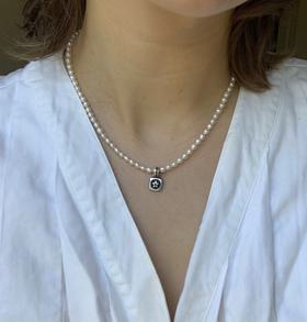 Seed pearl necklace with daisy pendant