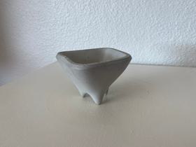 Concrete footed vessel