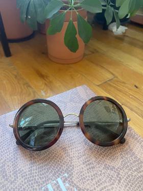 Brown tortoiseshell round sunglasses