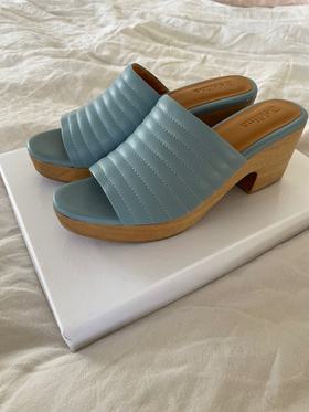 Open toed ribbed clog