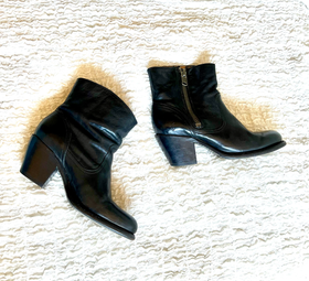 Heeled ankle zip up boot