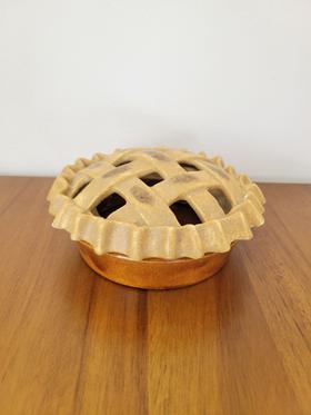 Ceramic pie dish with lid