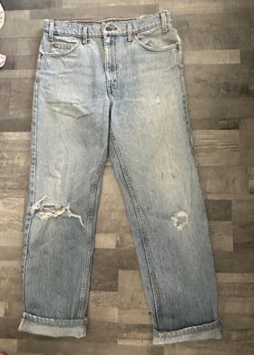 506 Levi’s distressed jeans
