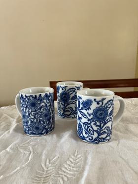 Blue floral mugs set