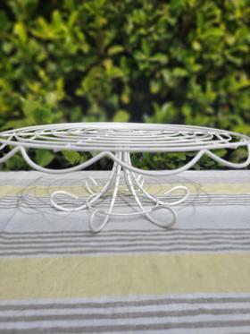 Wire cake stand