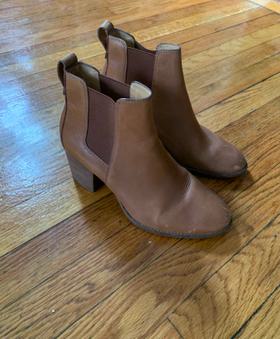 Leather chelsea boot with heel