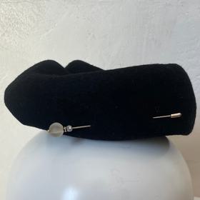 Structured wool beret with pin (1960s)