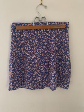 PORCH SIDE-BUTTON MINI SKIRT IN SUMMER