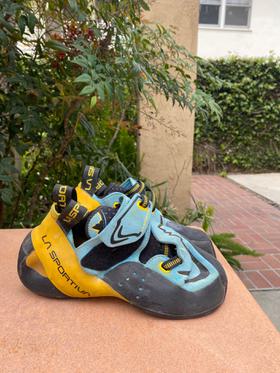 Futura climbing shoes