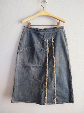 A-line denim skirt with fringes