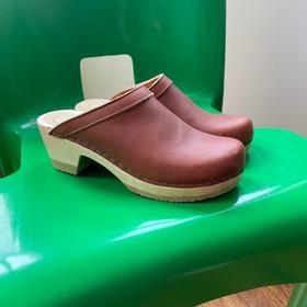 Leather clogs