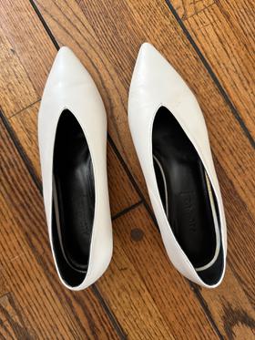 point-toe low-heeled leather shoe