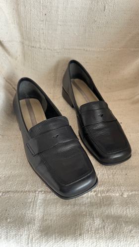 Square toe leather loafer