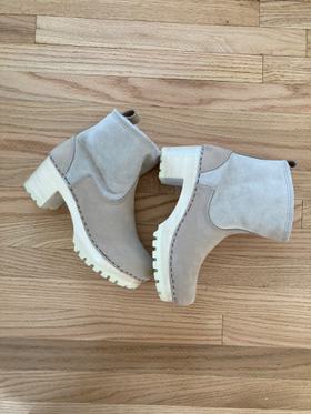 Shearling Clog in mid tread w white base