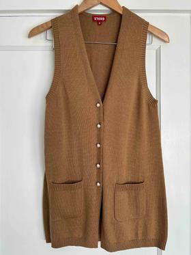 Knit vest with pearl buttons