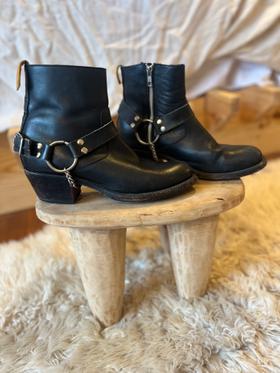 2070 Highroad Ankle Zip Boot